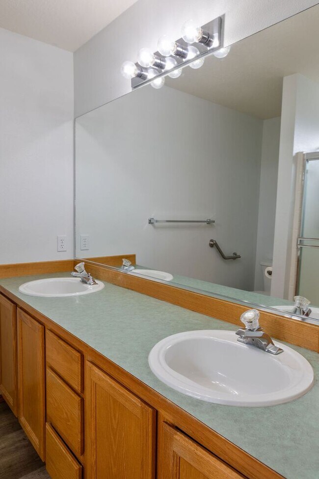 Building Photo - Single Story Home w/ HOA Provided Lawn Services