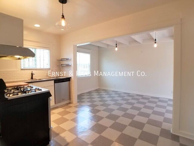 Building Photo - 1390 Bennett Ave