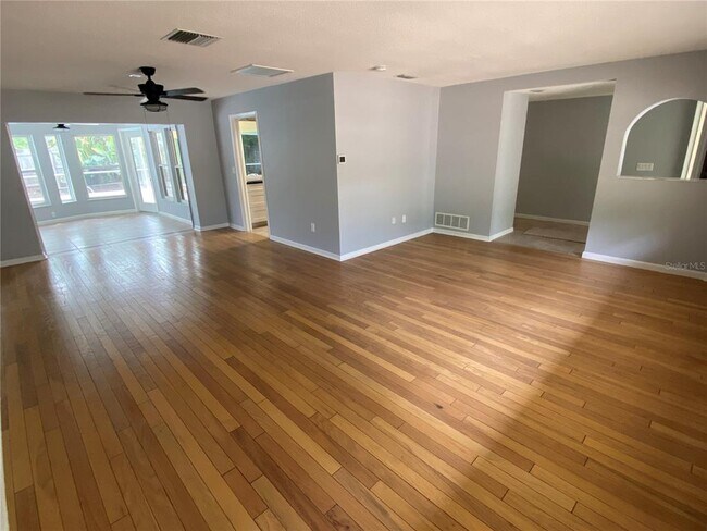 Building Photo - 701 Bluff View Dr