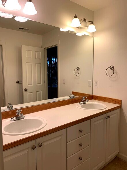 ensuite bathroom - 5671 NE Canard Dr