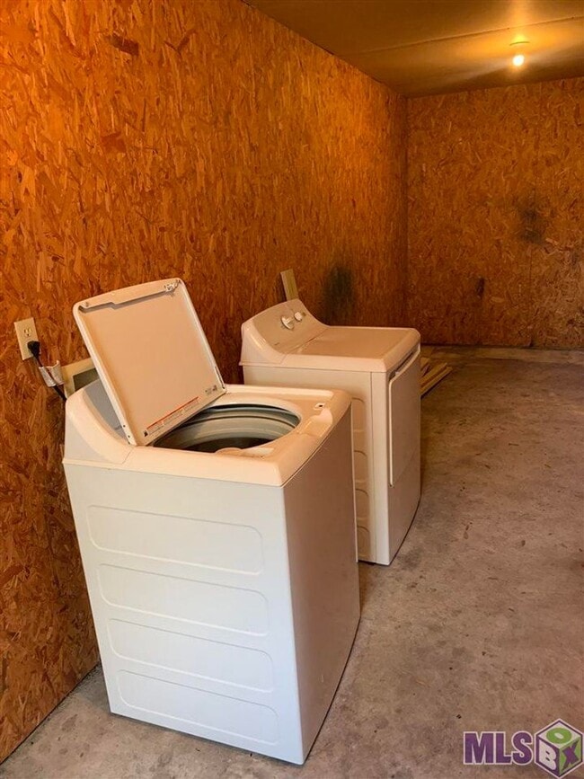Building Photo - Comfort, Convenience, and Charm—All in One...