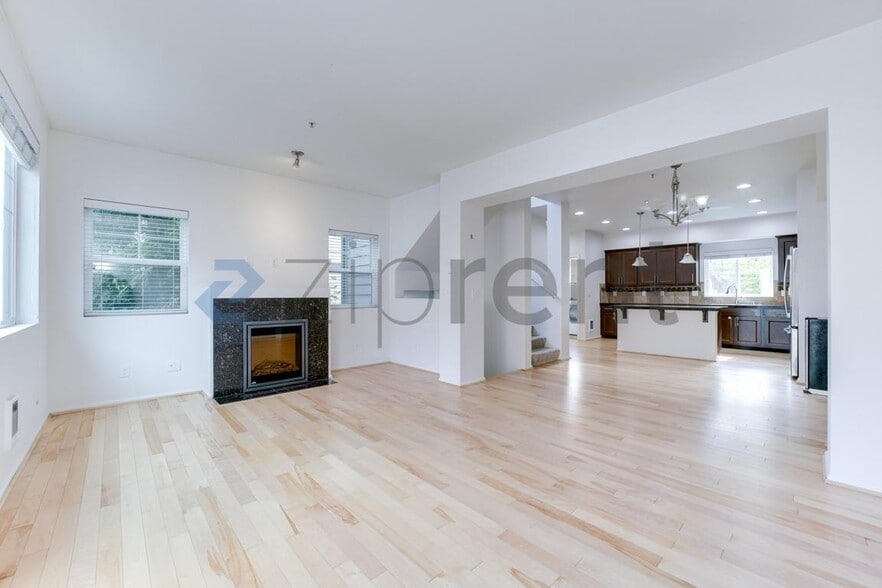 Building Photo - Unit 101
