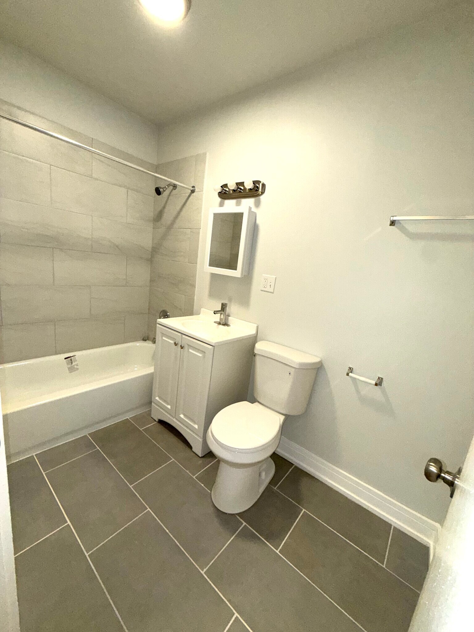 Full Bathroom - 1801 Lyons St