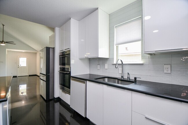 Building Photo - 2015 Treasure Mountain Dr