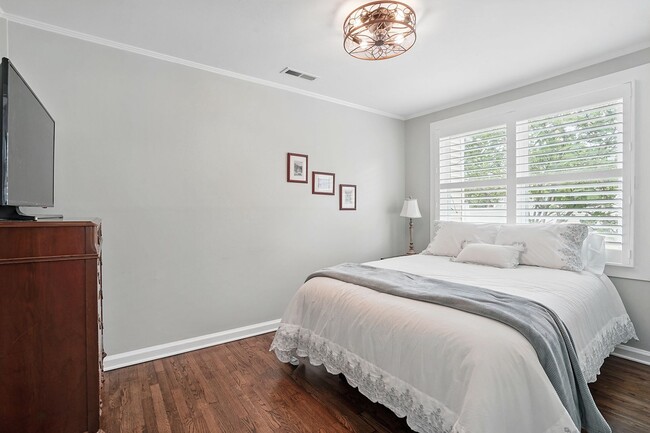 Building Photo - Fully Furnished Home, CONVENIENT LOCATION