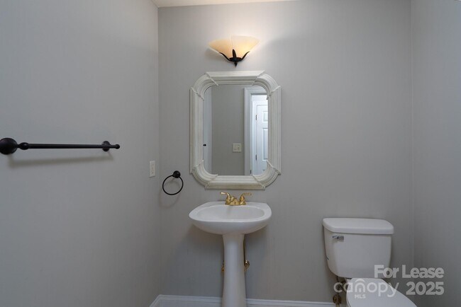 Building Photo - 604 Queenswater Ln