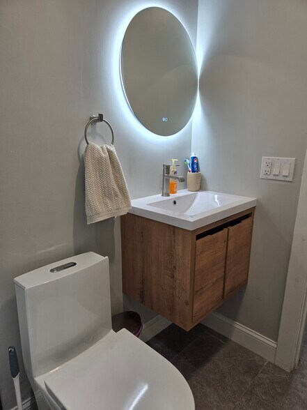 Building Photo - 1634 NE 4th Pl