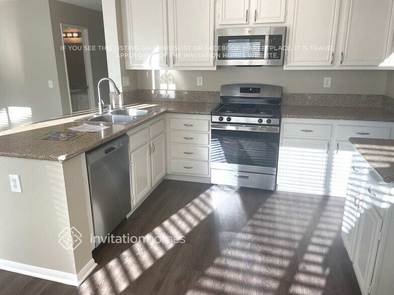 Building Photo - 2035 W Sunnyview Dr