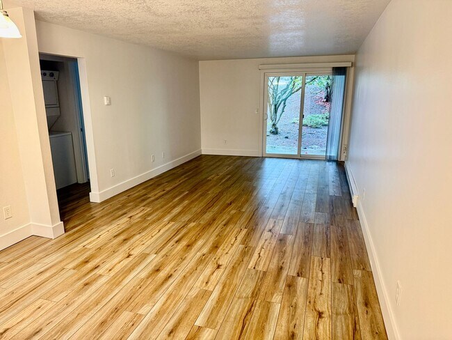 Building Photo - Cedar Mills Two Bedroom Condo-Nicely Remodeled!