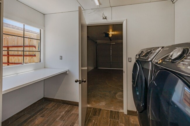 Building Photo - Spacious 4 Bedroom Home