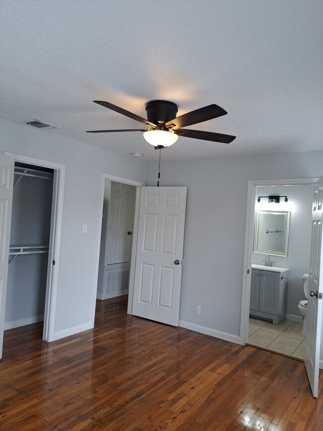 Building Photo - Stylish 4BR/2BA Home Near Port San Antonio...