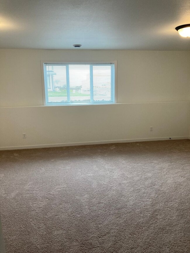 Building Photo - 4 Bed 2 Bath Single Family Home