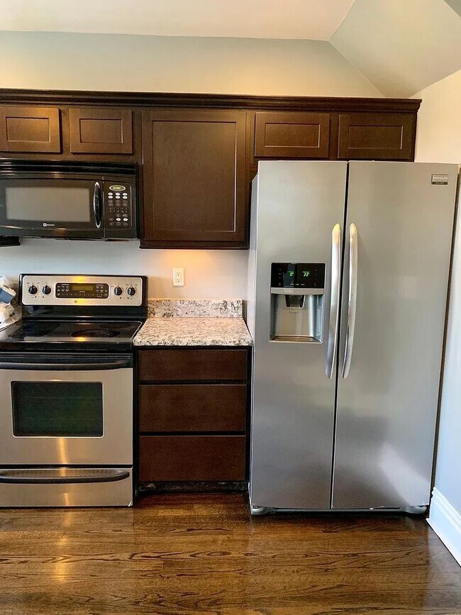 Building Photo - Gorgeous Curb Appeal! 3 Bed 2.5 Bath House in a walkable neighborhood!
