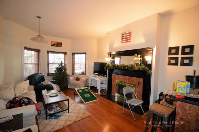 Apt 3 - 1689 Beacon St