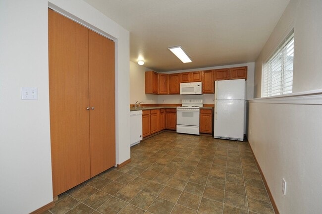 Building Photo - Basement 2 bed 1 bath unit