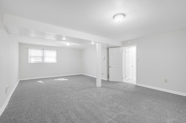 Building Photo - Spacious 4 BR/2.5 BA Single-Family Home in...