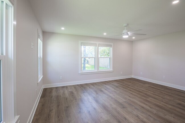 Building Photo - 51 Fairway Ln