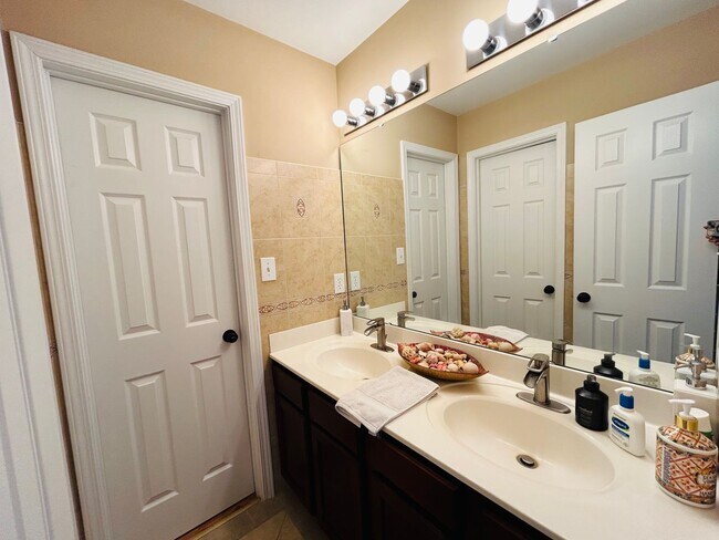 Building Photo - Incredible 4 bedroom/5 bath Tri-level home in Willoughby Park in NW Greensboro with finished base...