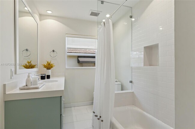 Building Photo - 408 Como Ave