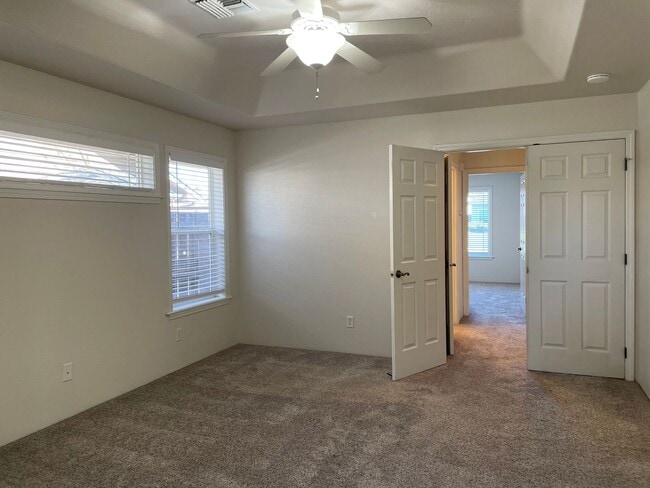 Building Photo - Stunning 3 Bedroom 2 Bath Home- Located in Friendly Central Point-Over 1600 Sq. Ft.