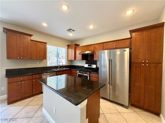 Building Photo - 2301 Summer Home St