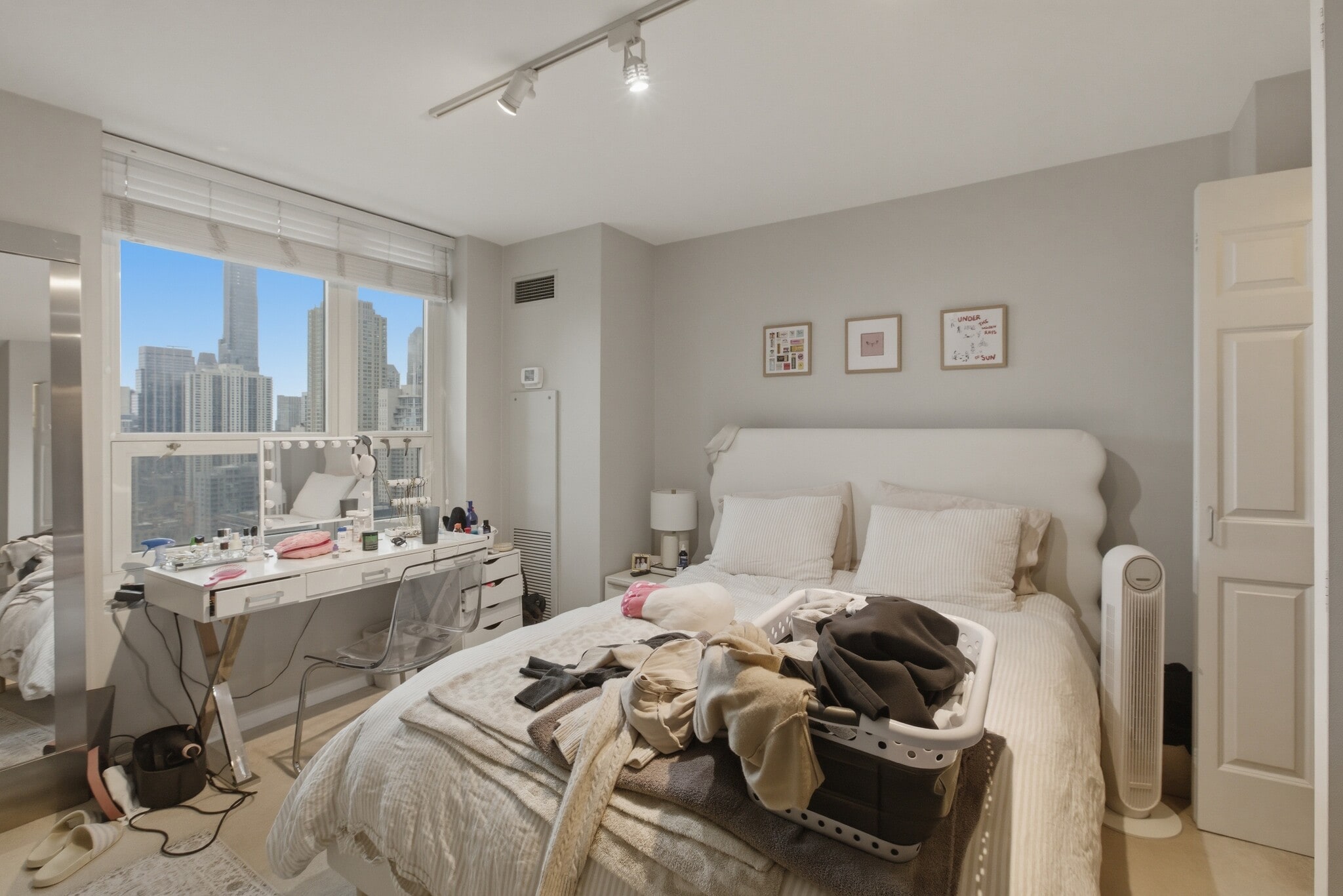 Building Photo - 345 N La Salle Dr