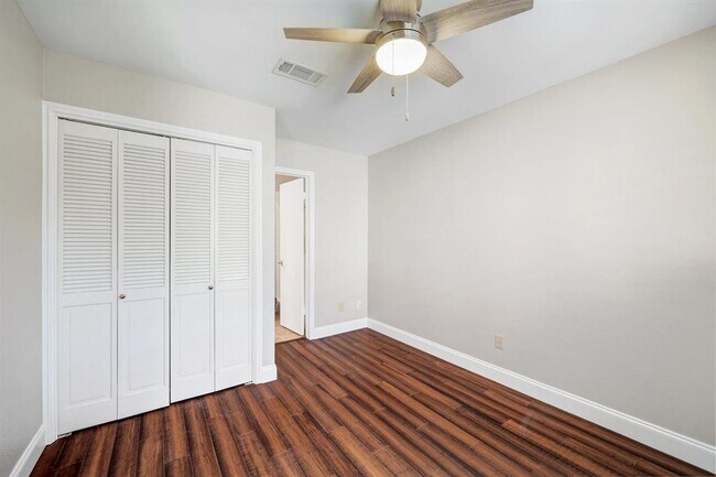 Building Photo - 7211 Lakewood Dr