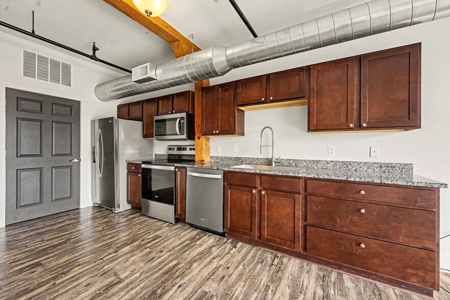 Building Photo - 600 7th St NW