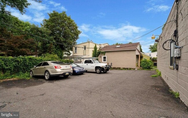 Building Photo - 6212 Ridge Ave