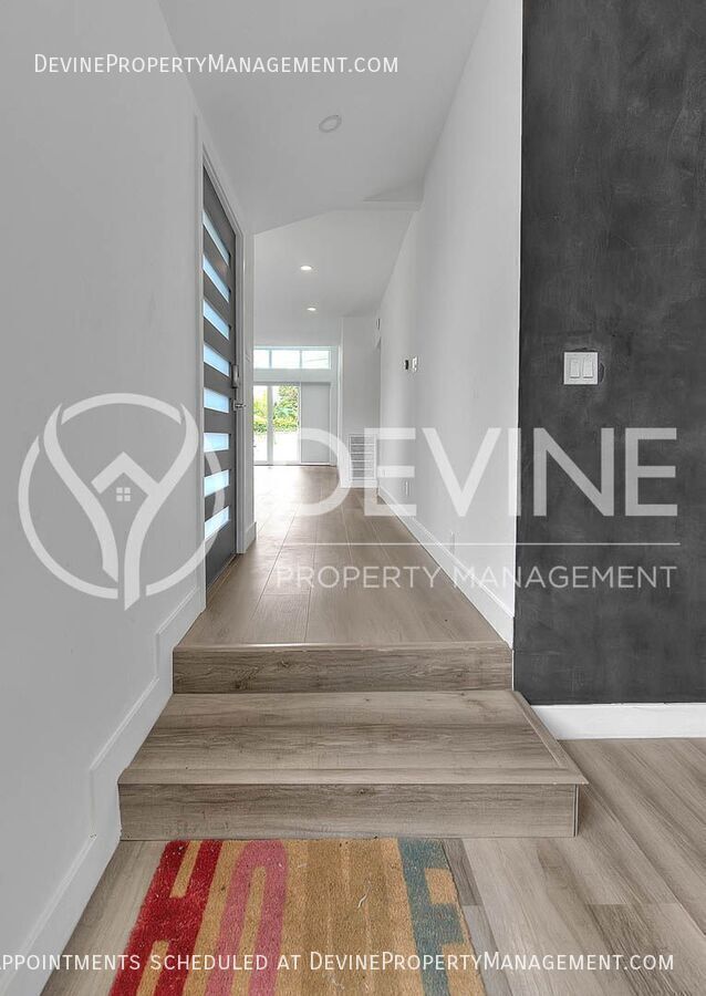 Building Photo - 3026 Greenfield Ave