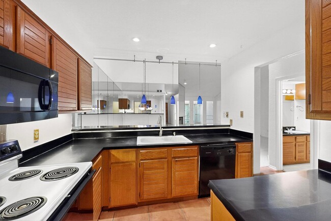 Building Photo - Spacious Townhome with Lake Views on a Pri...