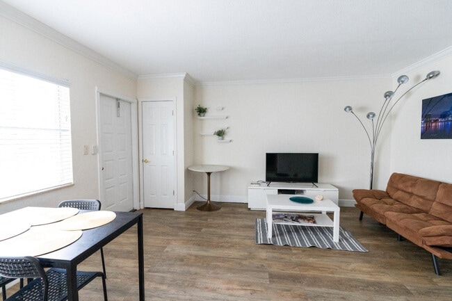 Building Photo - 924 SE 2nd St