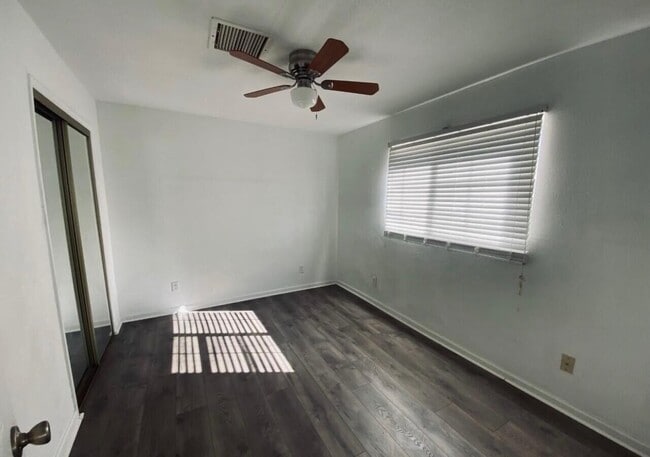 Building Photo - 1522 E 9th St