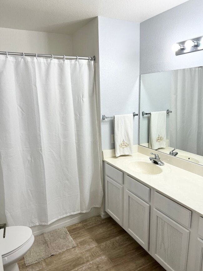 Building Photo - Fully Furnished 4 Bedroom 3 Bath Townhome ...