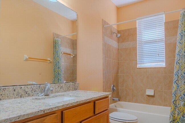 Building Photo - Modern 3-Bed Townhome with Garage & Patio in Casselberry – In-Unit Laundry, Central AC!