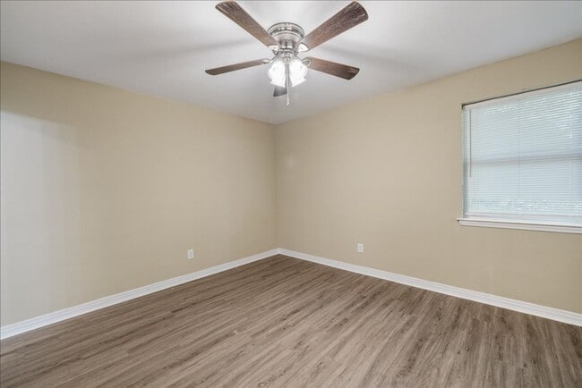 Building Photo - 207 Iris Cir
