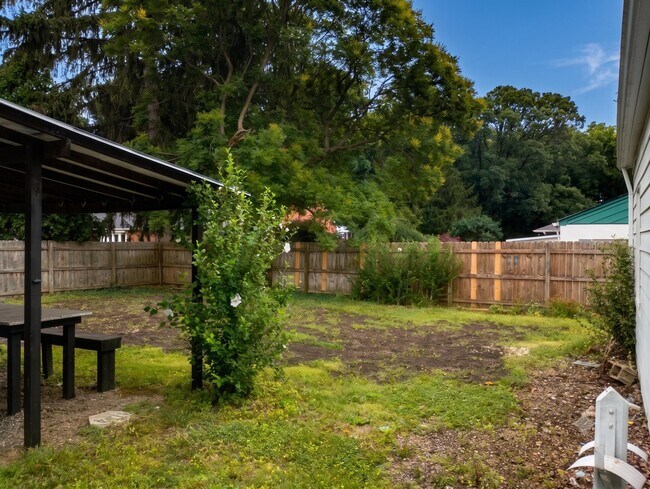 Building Photo - 3950 Riverside Dr