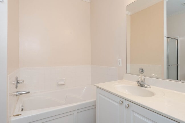 Building Photo - 2 Bed 2 Bath Condo in Westbriar Condominiums