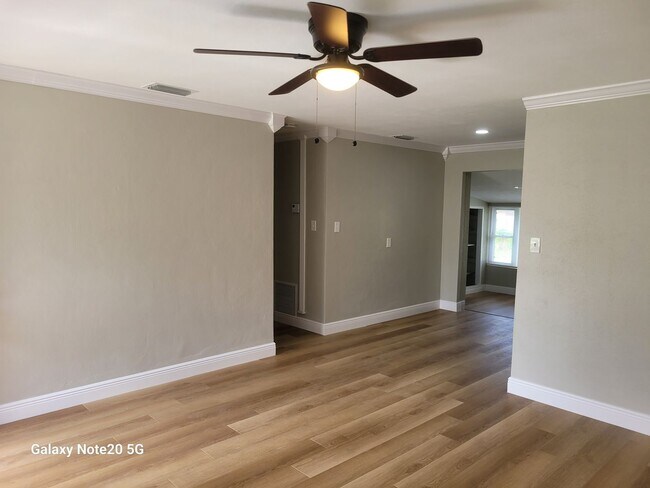 Building Photo - FOR RENT!!! SIMPLY STUNNING  3 BEDROOM 2 B...