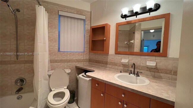 Building Photo - 1701 NE Miami Gardens Dr