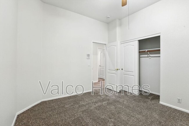 Building Photo - 8338 W Rose Ln