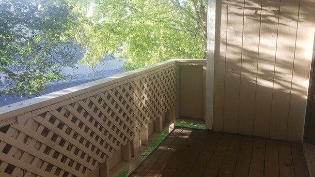 Building Photo - NEWLY REMODELED CONDO - 1 BED/1 BATH UPSTA...