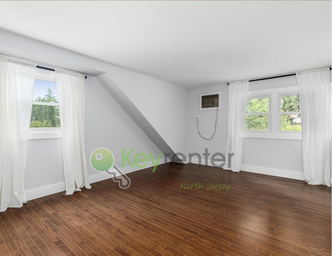 Building Photo - Charming Clifton Cape on a Tree-Lined Stre...