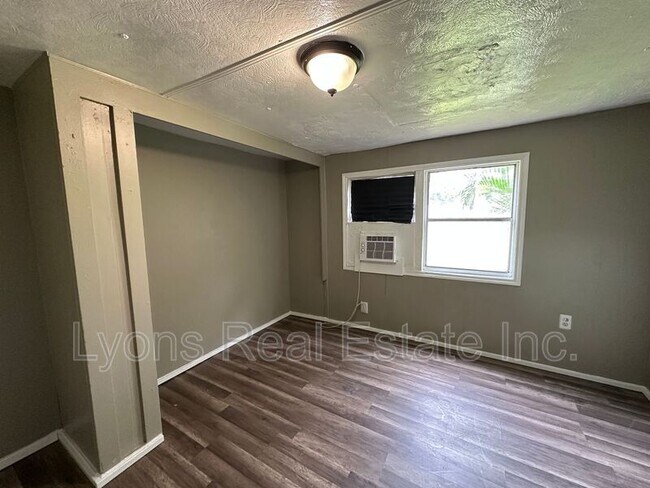 Building Photo - 8086 Heck Dr