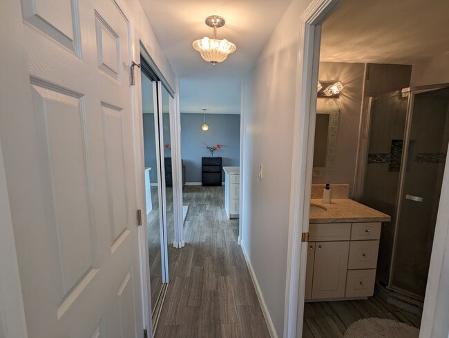 Building Photo - Island Colony 1-Bed 1-Bath, Sweeping Mountain Views, no parking