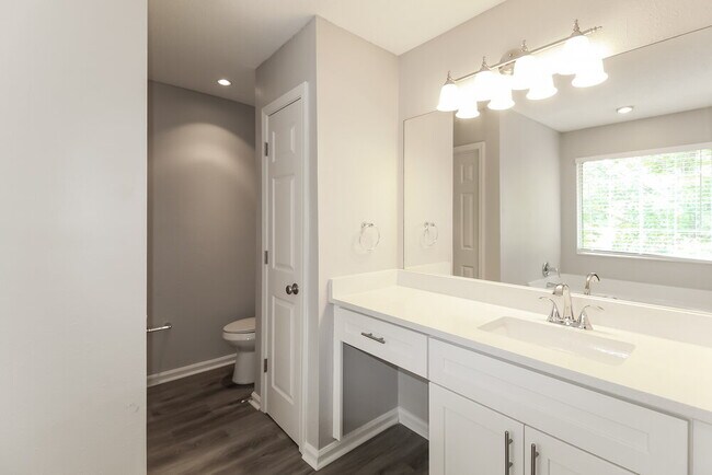 Building Photo - 2462 Raven Cir