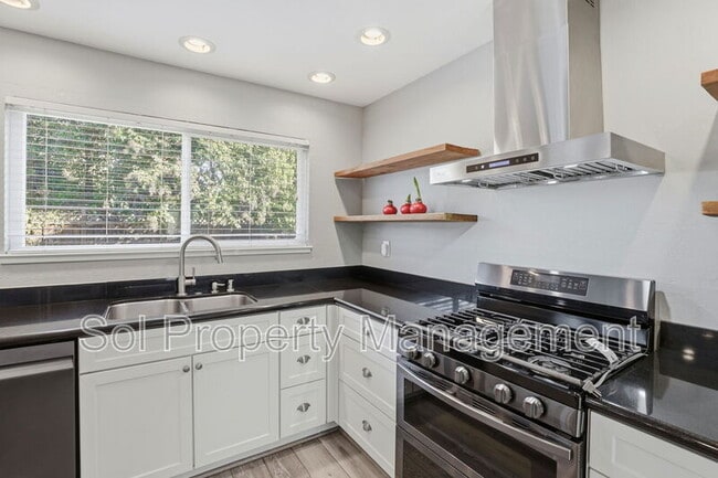 Building Photo - 15120 Venetian Way