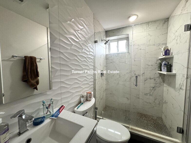 Building Photo - 7 Strathmore Rd