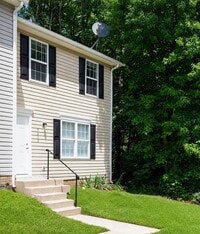 Building Photo - 3 Bedroom End Unit Townhouse