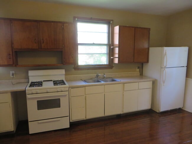 Building Photo - Two Bedroom Home with a bonus room/3rd bedroom in Historic District (Williams-Woodland Historic P...